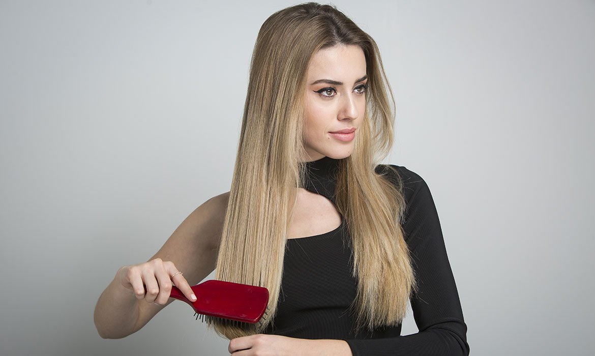 Dentro de los cuidados principales que aportarle a tu pelo largo, el cepillado es un paso importante. Hazlo teniendo en cuenta las características de tu cabello y utiliza siempre el acondicionador o la mascarilla de la gama Elvive Dream Long de L’Oréal Paris porque te ayudarán un montón en el momento desenredado.